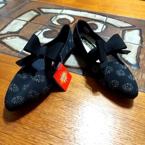 Skechers nwt pointed with bow WIDE black flat shoes